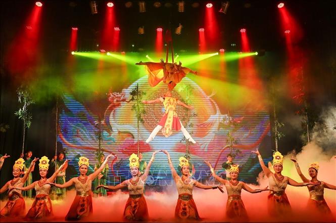 Tiết mục sân khấu tại lễ bế mạc. Ảnh: Khánh Hoà - TTXVN