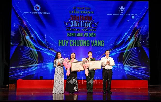 Ban tổ chức trao 2 Huy chương Vàng cho tác phẩm “Đạo học” của Nhà hát Chèo Hà Nội và “Người con gái Hà Nội” của Nhà hát Kịch nói Quân đội. Ảnh: Khánh Hoà - TTXVN