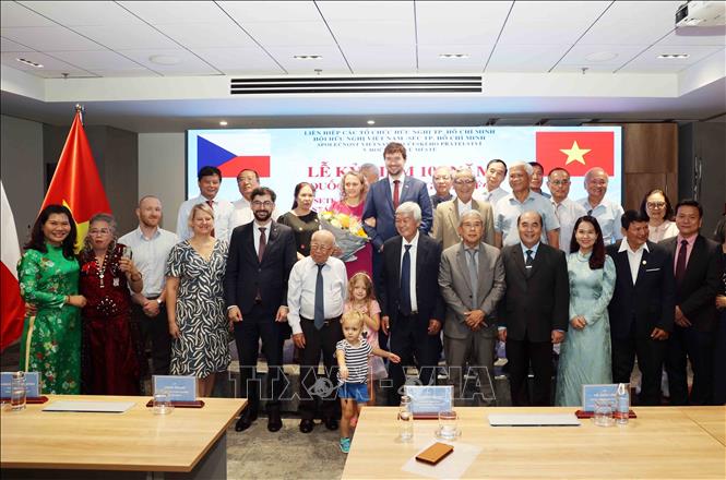 Các đại biểu dự lễ kỷ niệm chụp ảnh lưu niệm. Ảnh: Xuân Khu-TTXVN
