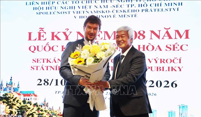 Ông Nguyễn Mười (phải), Chủ tịch Hội hữu nghị Việt Nam- Séc Thành phố Hồ Chí Minh tặng hoa chúc mừng ông Lukas Kaucky, tân Đại sứ Cộng hòa Séc tại Việt Nam. Ảnh: Xuân Khu-TTXVN