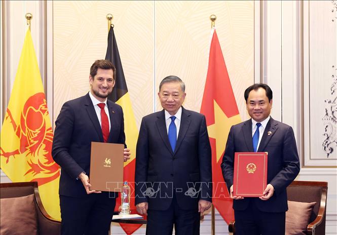 Tổng Bí thư, Chủ tịch nước Tô Lâm chứng kiến lễ trao biên bản ghi nhớ hợp tác giữa Bộ Nông nghiệp và Môi trường Việt Nam và Chính quyền vùng Wallonie về nông nghiệp, quản lý tài nguyên và bảo vệ môi trường. Ảnh: Thống Nhất – TTXVN
