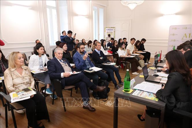Các đại biểu tham dự thảo luận tại cuộc tọa đàm. Ảnh: Hải Đăng - Pv TTXVN tại Italy