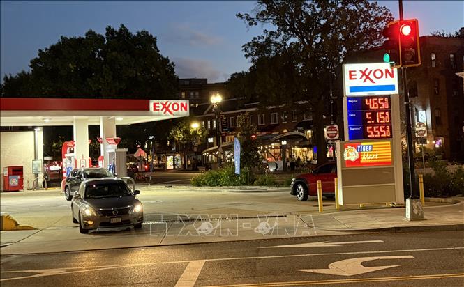 Bảng giá xăng niêm yết hơn 4 USD/Gallon tại một cây xăng ở Thủ đô Washington. Ảnh: Quang Thịnh - PV TTXVN tại Washington