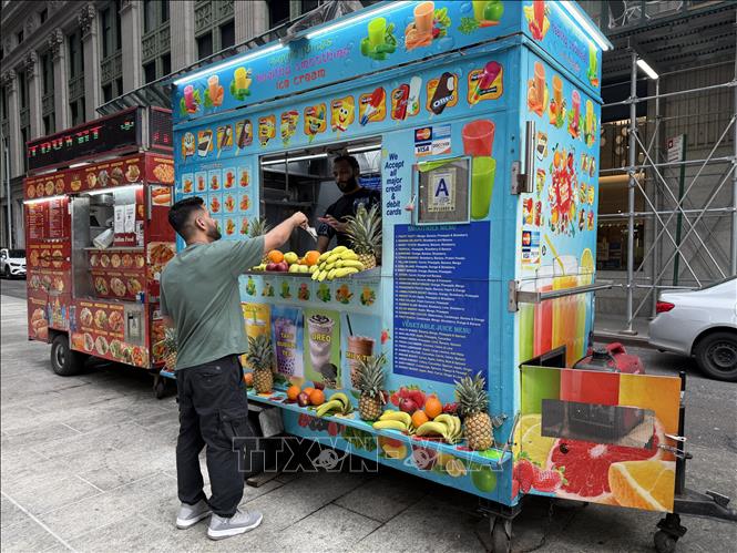 Một quầy bán đồ ăn nhanh trên khu phố du lịch ở New York. Ảnh: Quang Thịnh - PV TTXVN tại Washington