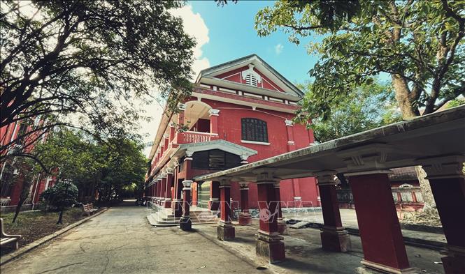 Ngôi trường mang đường nét kiến trúc  cân đối, không gian mở cùng sự hiện diện của cây xanh tạo nên tổng thể vừa bề thế, trang nhã, vừa gần gũi với khí hậu và cảnh quan xứ Huế. Ảnh: Văn Dũng-TTXVN