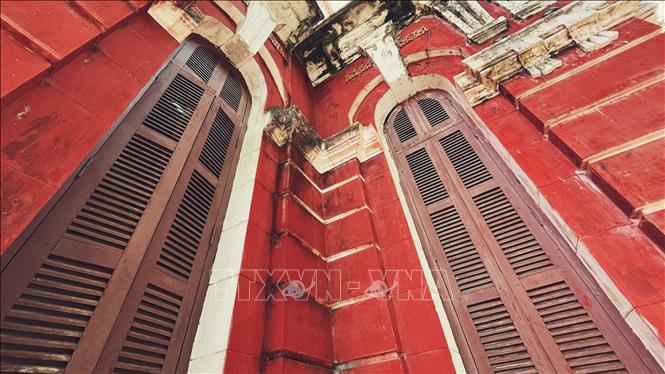 Đậm phong cách kiến trúc Đông Dương, ngôi trường nổi bật với sắc đỏ trầm ấm, những dãy nhà cổ kính, hệ thống cửa vòm. Ảnh: Văn Dũng-TTXVN
