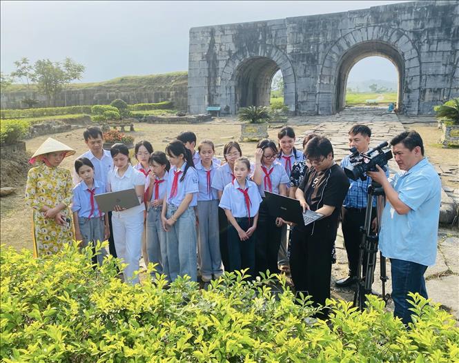 Học sinh trường Trung học cơ sở Vĩnh Lộc phân hiệu 1 (xã Vĩnh Lộc) tham quan, tìm hiểu tại Di sản Thành nhà Hồ. Ảnh: Hoa Mai - TTXVN