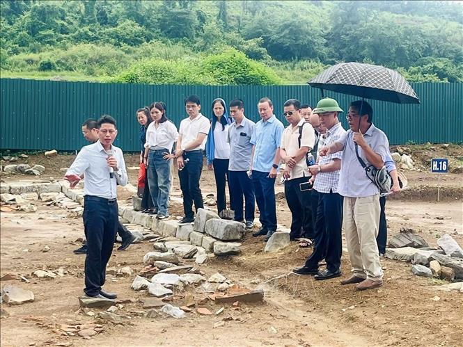 Trong 2 năm 2025-2026, Trung tâm Bảo tồn Di sản Thành Nhà Hồ và Viện Khảo cổ đã tiến hành khai quật trên diện tích 9.909m², gồm 94 hố thuộc khu vực nền 4 và nền 5 - những vị trí trọng yếu trong tổng thể kiến trúc Đàn tế Nam Giao. Ảnh: Hoa Mai - TTXVN