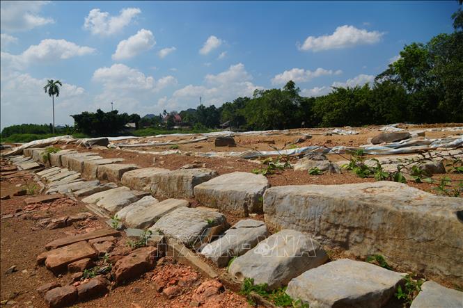 Công tác khảo cổ giúp phát hiện hàng nghìn hiện vật giá trị, góp phần khẳng định tính toàn vẹn của di sản và tái hiện bức tranh về đời sống chính trị, tâm linh, kỹ thuật và văn hóa kinh đô xưa. Ảnh: Hoa Mai - TTXVN