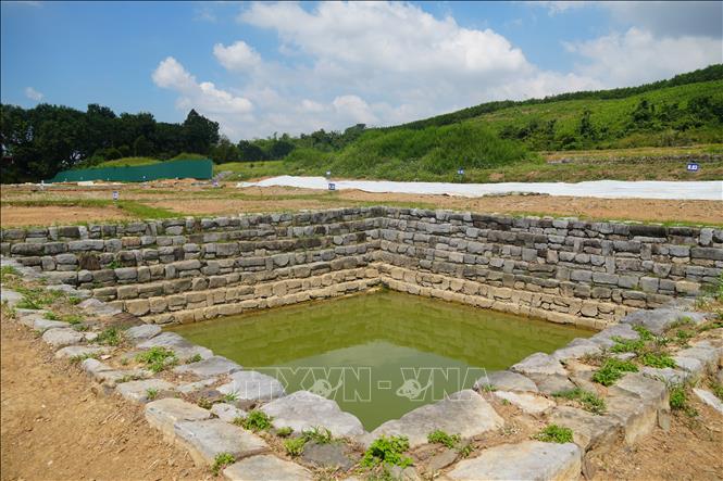 Giếng Vua là một dấu tích lịch sử hơn 600 năm tuổi thuộc quần thể Di sản Văn hóa Thế giới Thành Nhà Hồ (tỉnh Thanh Hóa). Ảnh: Hoa Mai - TTXVN