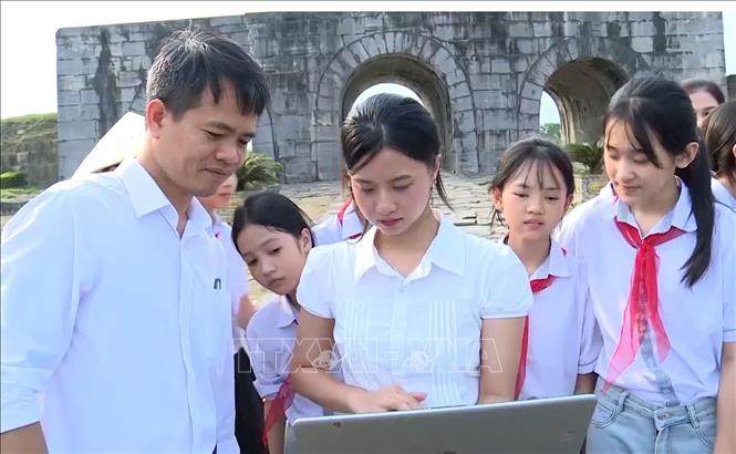 Thầy giáo Đỗ Trương Thuận, Phó Hiệu trưởng phụ trách phân hiệu 1 - trường Trung học cơ sở Vĩnh Lộc đồng hành cùng học sinh trong các hoạt động ngoại khóa liên quan đến di sản trên quê hương. Ảnh: Hoa Mai - TTXVN