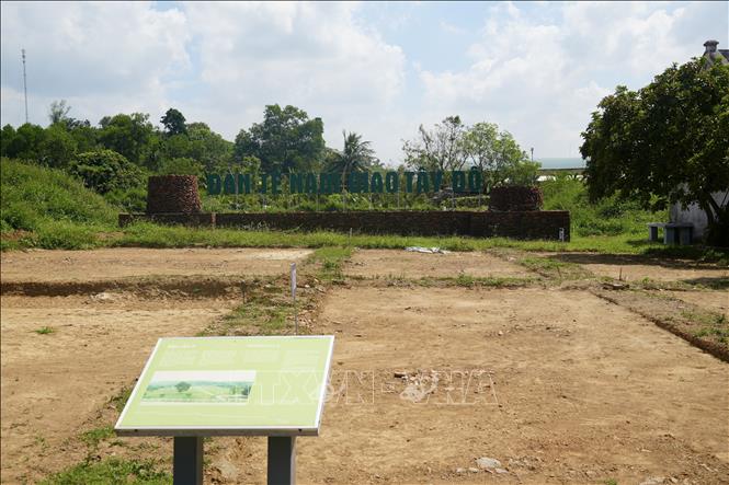 Ứng dụng mã QR tại khu vực Đàn tế Nam Giao - di sản Thành nhà Hồ (Thanh Hóa) giúp du khách tra cứu thông tin, nghe thuyết minh và trải nghiệm không gian số một cách thuận tiện. Ảnh: Hoa Mai - TTXVN
