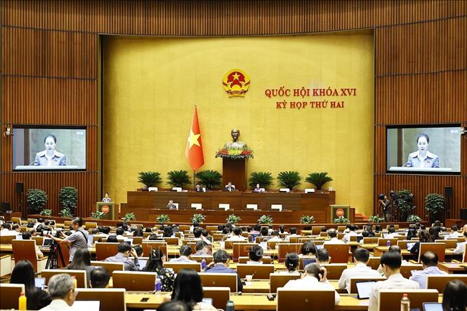 Bộ trưởng Bộ Văn hóa, Thể thao và Du lịch Lâm Thị Phương Thanh, thừa ủy quyền của Thủ tướng Chính phủ trình bày Tờ trình về dự án Luật Phát triển công nghiệp văn hóa. Ảnh: Doãn Tấn – TTXVN