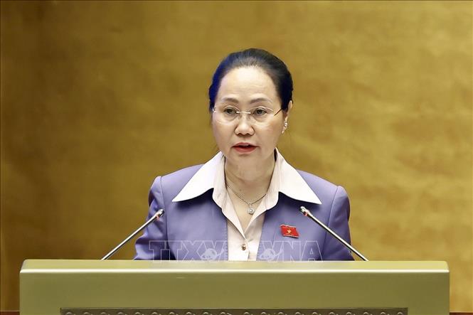 Bộ trưởng Bộ Văn hóa, Thể thao và Du lịch Lâm Thị Phương Thanh, thừa ủy quyền của Thủ tướng Chính phủ trình bày Tờ trình về dự án Luật Phát triển công nghiệp văn hóa. Ảnh: Doãn Tấn – TTXVN