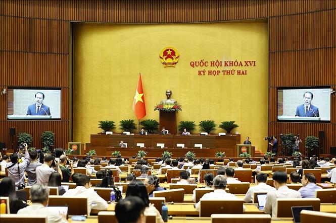 Bộ trưởng Bộ Tư pháp Hoàng Thanh Tùng, thừa ủy quyền của Thủ tướng Chính phủ trình bày tờ trình về 02 dự án: Luật Tài nguyên, môi trường biển và hải đảo (sửa đổi); Luật sửa đổi, bổ sung một số điều của Luật Bảo vệ môi trường. Ảnh: Doãn Tấn - TTXVN