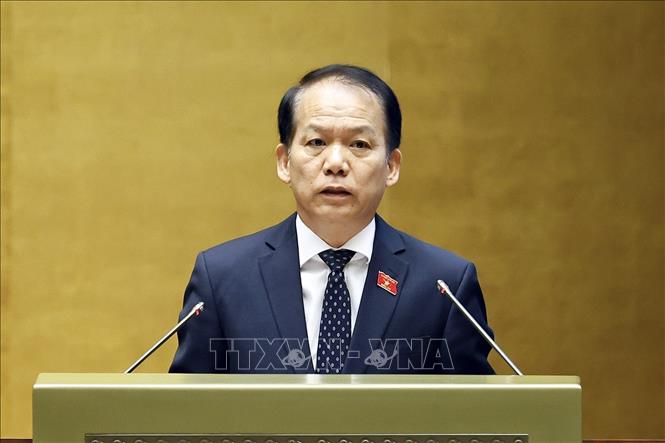 Bộ trưởng Bộ Tư pháp Hoàng Thanh Tùng, thừa ủy quyền của Thủ tướng Chính phủ trình bày tờ trình về 02 dự án: Luật Tài nguyên, môi trường biển và hải đảo (sửa đổi); Luật sửa đổi, bổ sung một số điều của Luật Bảo vệ môi trường. Ảnh: Doãn Tấn - TTXVN