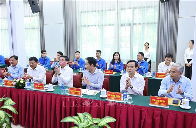 Các đại biểu tại buổi làm việc. Ảnh: Minh Đức - TTXVN