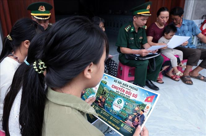 Cán bộ Biên phòng Pha Long, Lào Cai đồng hành cùng người dân vùng cao biên giới. Ảnh: Trần Việt - TTXVN
