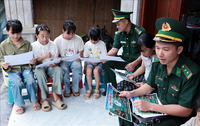 Cán bộ Biên phòng Pha Long, Lào Cai đồng hành cùng người dân vùng cao biên giới. Ảnh: Trần Việt - TTXVN