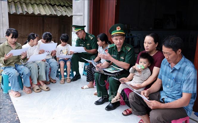 Cán bộ Biên phòng Pha Long, Lào Cai đồng hành cùng người dân vùng cao biên giới. Ảnh: Trần Việt - TTXVN