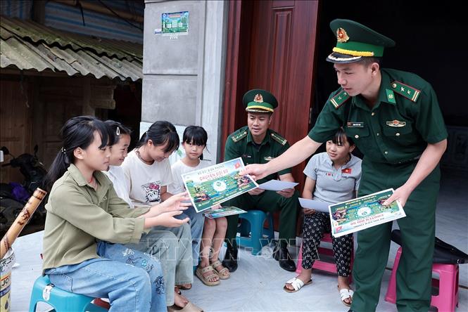 Cán bộ Biên phòng Pha Long, Lào Cai đồng hành cùng người dân vùng cao biên giới. Ảnh: Trần Việt - TTXVN