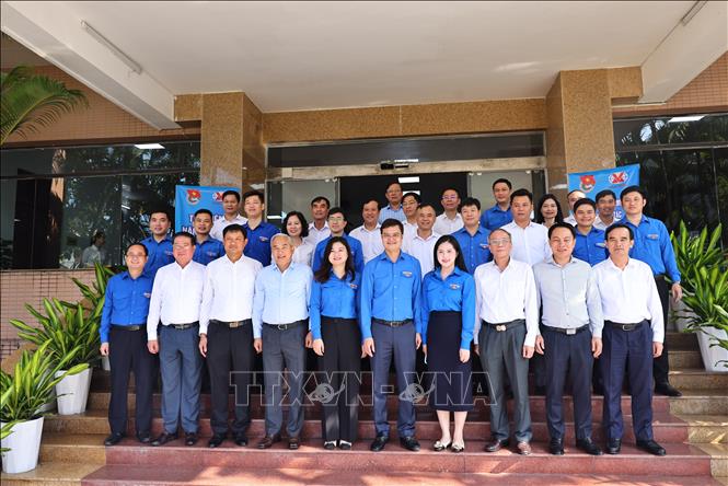 Đồng chí Bùi Quang Huy, Uỷ viên BCH TW Đảng, Bí thư thứ nhất Trung ương Đoàn cùng các đại biểu Tập đoàn. Ảnh: Minh Đức - TTXVN