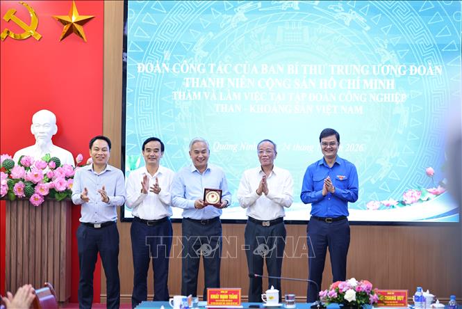 Đồng chí Bùi Quang Huy, Uỷ viên BCH TW Đảng, Bí thư thứ nhất Trung ương Đoàn trao quà lưu niệm tặng Tập đoàn. Ảnh: Minh Đức - TTXVN