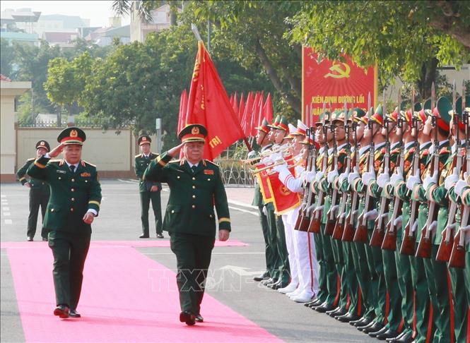 Đại tướng Nguyễn Trọng Nghĩa, Ủy viên Bộ Chính trị, Bí thư Trung ương Đảng,  Ủy viên Thường vụ Quân ủy Trung ương, Chủ nhiệm Tổng cục Chính trị QĐND Việt Nam duyệt đội danh dự. Ảnh: Trọng Đức - TTXVN