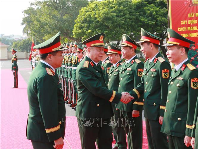 Đại tướng Nguyễn Trọng Nghĩa, Ủy viên Bộ Chính trị, Bí thư Trung ương Đảng,  Ủy viên Thường vụ Quân ủy Trung ương, Chủ nhiệm Tổng cục Chính trị QĐND Việt Nam với cán bộ học viện. Ảnh: Trọng Đức - TTXVN