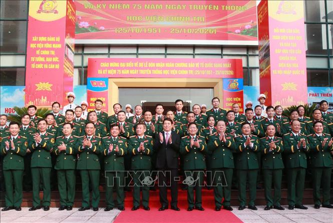 Đại tướng Nguyễn Trọng Nghĩa, Ủy viên Bộ Chính trị, Bí thư Trung ương Đảng,  Ủy viên Thường vụ Quân ủy Trung ương, Chủ nhiệm Tổng cục Chính trị QĐND Việt Nam; nguyên Chủ tịch nước Lương Cường, nguyên Bộ trưởng Quốc phòng, Đại tướng Ngô Xuân Lịch cùng đại diện các quân khu, Học viện, các cơ quan Bộ Quốc phòng đến dự. Ảnh: Trọng Đức - TTXVN