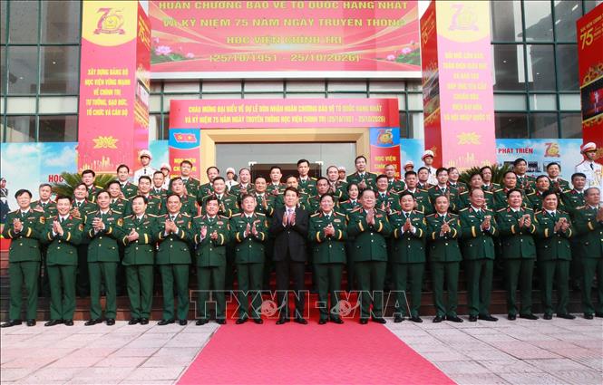 Đại tướng Nguyễn Trọng Nghĩa, Ủy viên Bộ Chính trị, Bí thư Trung ương Đảng,  Ủy viên Thường vụ Quân ủy Trung ương, Chủ nhiệm Tổng cục Chính trị QĐND Việt Nam; nguyên Chủ tịch nước Lương Cường, nguyên Bộ trưởng Quốc phòng, Đại tướng Ngô Xuân Lịch cùng đại diện các quân khu, Học viện, các cơ quan Bộ Quốc phòng đến dự. Ảnh: Trọng Đức - TTXVN