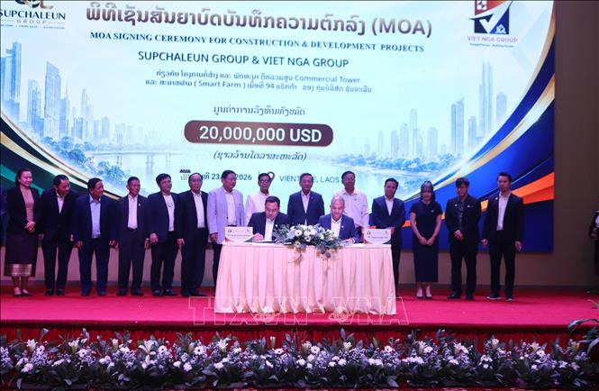 Chủ tịch Tập đoàn Supchaleun Anousack Keochaleun và Chủ tịch Tập đoàn Việt Nga Nguyễn Quốc Việt thực hiện nghi thức ký kết Biên bản thỏa thuận hợp tác (MOA). Ảnh: Xuân Tú – PV TTXVN tại Lào