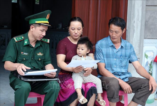  Cán bộ Biên phòng Pha Long, Lào Cai tuyên truyền pháp luật và tiếp cận nền tảng số. Ảnh: Trần Việt - TTXVN