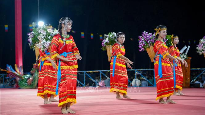 Những điệu múa dân gian đặc sắc của người Tà Mun được trình diễn trong các hoạt động giao lưu văn hóa cộng đồng dân tộc tại Tây Ninh. Ảnh: Minh Phú - TTXVN