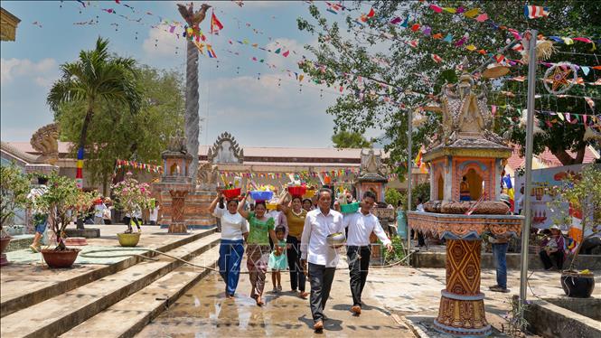 Đồng bào dân tộc Khmer tham gia các hoạt động sinh hoạt cộng đồng tại Chùa Khedol, phường Bình Minh, tỉnh Tây Ninh. Ảnh: Minh Phú - TTXVN