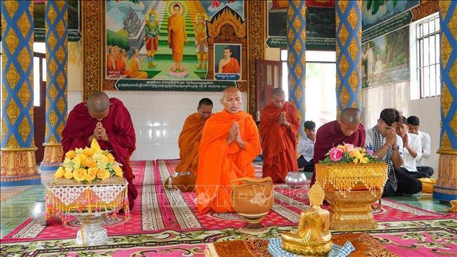 Các vị sư Khmer thực hiện nghi thức Phật giáo tại Chùa Khedol, phát huy vai trò của các cơ sở tôn giáo trong xây dựng cộng đồng đoàn kết, văn minh. Ảnh: Minh Phú - TTXVN