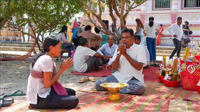 Đồng bào Khmer thực hiện nghi thức dâng lễ tại Chùa Khedol dịp lễ Sene Dolta 2026. Ảnh: Minh Phú - TTXVN