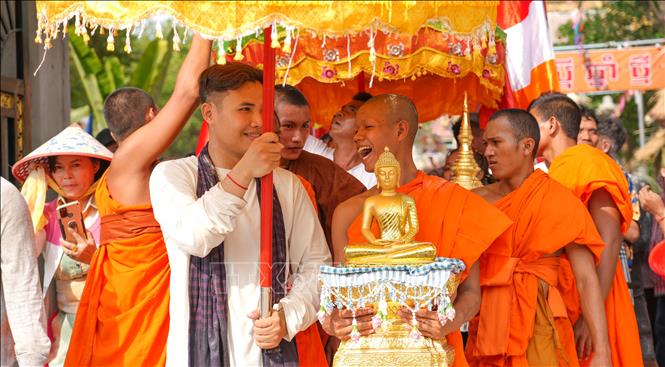 Các vị sư Khmer thực hiện nghi thức Phật giáo trong hoạt động lễ hội truyền thống, thể hiện sự gắn bó giữa đời sống tín ngưỡng với bản sắc văn hóa dân tộc. Ảnh: Minh Phú - TTXVN
