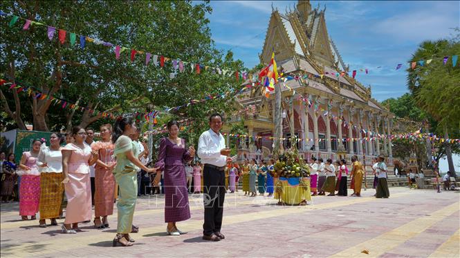 Đồng bào dân tộc Khmer tham gia sinh hoạt văn hóa, lễ hội truyền thống, gìn giữ phong tục, tập quán, gắn kết cộng đồng và phát huy bản sắc văn hóa dân tộc. Ảnh: Minh Phú - TTXVN