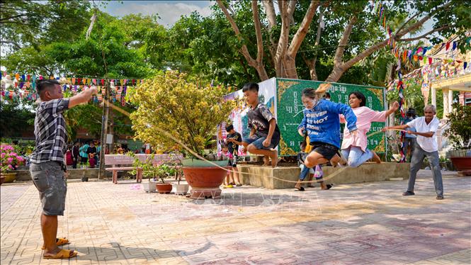 Đồng bào dân tộc Khmer tham gia các hoạt động sinh hoạt cộng đồng trong khuôn viên Chùa Khedol (Botum Kiri Rangsay,  phường Bình Minh, tỉnh Tây Ninh). Ảnh: Minh Phú - TTXVN
