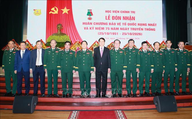 Các đồng chí lãnh đạo, nguyên lãnh đạo Đảng, Nhà nước và các đại biểu dự lễ kỷ niệm. Ảnh: Trọng Đức - TTXVN