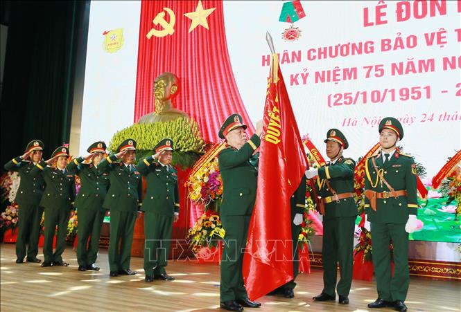 Đại tướng Nguyễn Trọng Nghĩa, Ủy viên Bộ Chính trị, Bí thư Trung ương Đảng,  Ủy viên Thường vụ Quân ủy Trung ương, Chủ nhiệm Tổng cục Chính trị QĐND Việt Nam gắn Huân chương Bảo vệ Tổ quốc hạng Nhất lên Quân kỳ Quyết thắng của Học viện Chính trị. Ảnh: Trọng Đức - TTXVN 