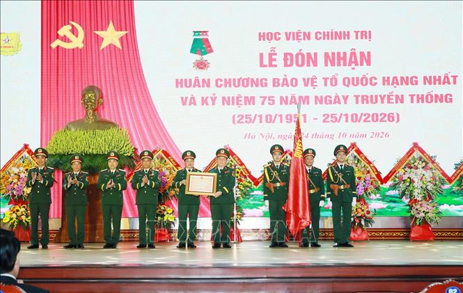 Đại tướng Nguyễn Trọng Nghĩa, Ủy viên Bộ Chính trị, Bí thư Trung ương Đảng,  Ủy viên Thường vụ Quân ủy Trung ương, Chủ nhiệm Tổng cục Chính trị QĐND Việt Nam trao Huân chương Bảo vệ Tổ quốc hạng Nhất cho Học viện Chính trị. Ảnh: Trọng Đức - TTXVN 