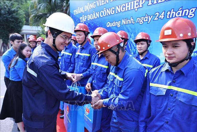 Đồng chí Bùi Quang Huy - Uỷ viên Ban Chấp hành Trung ương Đảng, Bí thư thứ nhất Trung ương Đoàn trao quà cho 30 thanh niên công nhân, người lao động xuất sắc của Công ty than Hòn Gai – TKV. Ảnh: Minh Đức - TTXVN