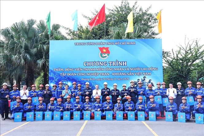 Đồng chí Bùi Quang Huy - Uỷ viên Ban Chấp hành Trung ương Đảng, Bí thư thứ nhất Trung ương Đoàn trao quà cho 30 thanh niên công nhân, người lao động xuất sắc của Công ty than Hòn Gai – TKV. Ảnh: Minh Đức - TTXVN