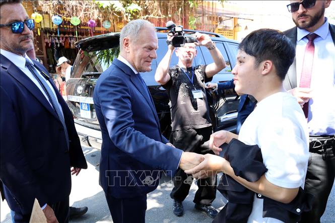 Thủ tướng Ba Lan Donald Tusk giao lưu với giới trẻ Đà Nẵng tại Phố cổ Hội An. Ảnh: Trần Lê Lâm - TTXVN 