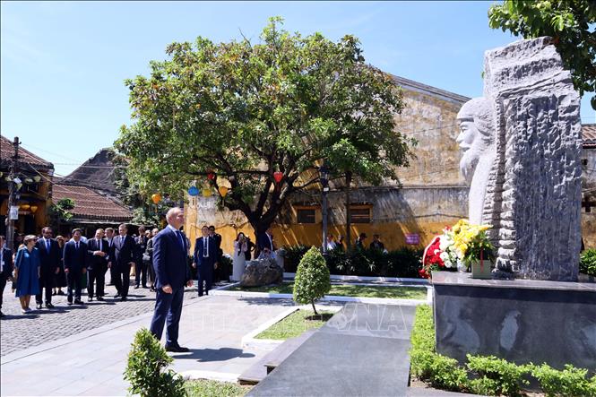 Thủ tướng Donald Tusk thăm tượng đài kiến trúc sư người Ba Lan Kazimierz Kwiatkowski ở phố cổ Hội An. Ảnh: Trần Lê Lâm - TTXVN