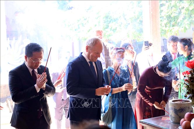 Thủ tướng Ba Lan Donald Tusk thăm các di tích văn hóa lịch sử tại Phố cổ Hội An. Ảnh: Trần Lê Lâm - TTXVN 