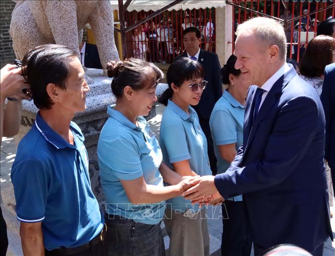 Thủ tướng Ba Lan Donald Tusk giao lưu với người dân tại Phố cổ Hội An. Ảnh: Trần Lê Lâm - TTXVN 