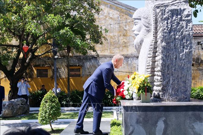 Thủ tướng Donald Tusk đặt hoa tưởng niệm tại tượng đài kiến trúc sư người Ba Lan Kazimierz Kwiatkowski ở phố cổ Hội An. Ảnh: Trần Lê Lâm - TTXVN 